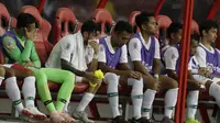 Gelandang Timnas Indonesia, Stefano Lilipaly, bersama rekan-rekannya tampak lesu usai ditaklukkan Singapura pada laga Piala AFF 2018 di Stadion Nasional, Singapura, Jumat (9/11). Singapura menang 1-0 atas Indonesia. (Bola.com/M. Iqbal Ichsan)