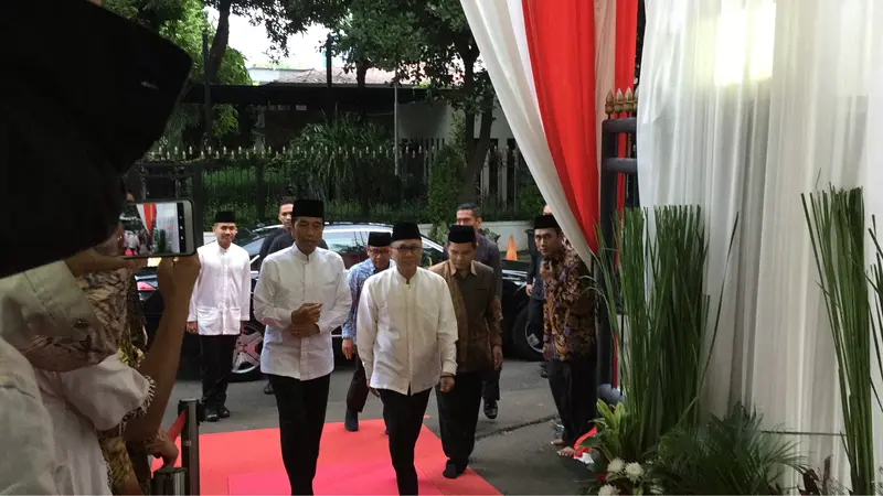 Presiden Jokowi menghadiri undangan buka puasa bersama di rumah Ketua MPR Zulikifli Hasan, Jumat (10/5/2019).