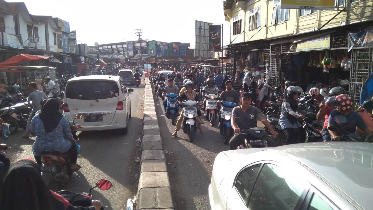Suasana di pasar Kecamatan Ulee Kareng menjelang berbuka (Liputan6.com/Liputan6.com)