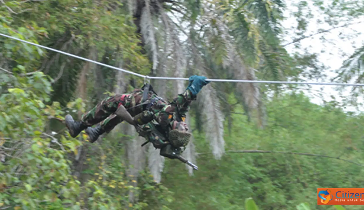 Citizen6, Malang: Wadan Kobangdikal Brigjen TNI (Mar) Sturman Panjaitan meninjau Latihan Praktek Pratama Yudha siswa Dikmaba PK Angkatan ke-32 Pusatdiksarmil Kobangdikal di Puslatpur Purboyo, Malang, Jatim, Senin, (15/10). (Pengirim: Penkobangdikal)
