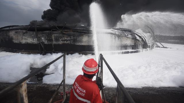 Upaya Memadamkan Api di Kilang Minyak Balongan