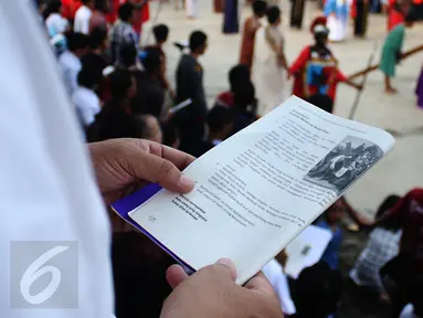 Umat Kristiani berdoa saat prosesi Jalan Salib pada perayaan Paskah di Gereja Paroki St Matius Penginjil, Tangerang, Jumat (14/4). Proses Jalan Salib dimaksudkan untuk menceritakan kesengsaraan Yesus Kristus saat disalib. (Liputan6.com/Angga Yuniar)