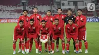 Pemain Timnas Indonesia U-23 sesaat sebelum bertanding melawan Brunei Darussalam pada laga Grup A ASEAN U-23 Championship Mandiri Cup 2025 (Piala AFF U-23 2025) di Stadion Utama Gelora Bung Karno, Jakarta, Selasa (15/7/2025). (Liputan6.com/Helmi Fithriansyah)
