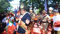 Kraksaan Pawai Budaya 2022 berlangsung meriah dengan diikuti ribuan warga Probolinggo. (Hermawan/Liputan6.com).