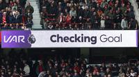 VAR (Video Assistant Referee) memeriksa kemungkinan adanya handball dalam proses terjadinya gol yang dicetak striker Brasil Manchester United, Matheus Cunha, pada pertandingan Liga Inggris antara Manchester United melawan Nottingham Forest di Old Trafford, Manchester, Inggris barat laut, Minggu (17/5/2026). (Darren Staples / AFP)