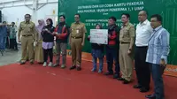 Gubernur DKI Jakarta Anies Baswedan membagikan 3.070 kartu pekerja kepada para buruh. (Liputan6.com/Lizsa Egeham)