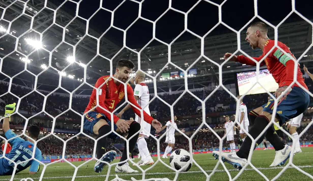Bek Spanyol, Sergio Ramos, merayakan gol yang dicetak Iago Aspas ke gawang Maroko pada laga grup B Piala Dunia di Stadion Kaliningrad, Kaliningrad, Senin (25/6/2018). Kedua negara bermain imbang 2-2. (AP/Petr Josek)