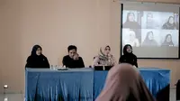 Mahasiswa Sekolah Vokasi IPB University mengajak masyarakat di Kelurahan Mekarwangi untuk nobar (nonton bareng) video edukasi mengenai BPJS Penerima Bantuan Iuran (PBI), pada Kamis (30/11/23).