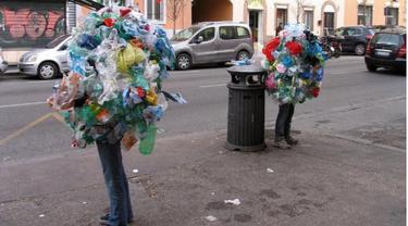 7 Manekin Tak Biasa Ini Bikin Pengguna Jalan Kebingungan