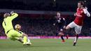 Proses terjadinya gol Arsenal yang dicetak Mesut Ozil ke gawang Huddersfield pada laga Premier League di Stadion Emirates, London, Rabu (29/11/2017). Arsenal menang 5-0 atas Huddersfield. (AP/Nigel French)