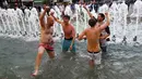 Sejumlah suporter Inggris bernyanyi merayakan kemenangan Timnas Inggris di kolam air mancur yang berada di tengah Kota Lille, Prancis (16/6). Aksi suporter Inggris menjadi tontonan warga yang melintasi kawasan tersebut. (REUTERS / Wolfgang Rattay)