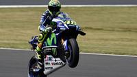 Pebalap Movistar Yamaha, Valentino Rossi, merebut pole position setelah menjadi yang tercepat pada sesi kualifikasi kedua MotoGP Jepang di Twin Ring Motegi, Sabtu (15/10/2016). (Crash)