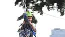 Seorang anak bermain flying fox atau meluncur melalui tali di kawasan Monumen Nasional, Jakarta, Selasa (1/1). Flying Fox gratis ini digelar untuk menambah pelayanan kepada warga yang berlibur di kawasan Monas. (Liputan6.com/Helmi Fithriansyah)