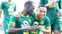 Makan Konate setelah merayakan gol yang dicetaknya ke gawang Madura United dan membawa Persebaya Surabaya melangkah ke semifinal Piala Gubernur Jatim 2020. Persebaya menang 4-2 atas Madura United, Jumat (14/2/2020). (Bola.com/Aditya Wany)