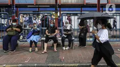Aktivitas warga di kawasan Blok-M, Jakarta, Senin (14/3/2022). Menurut Jubir Pemerintah untuk Penanganan COVID-19 Reisa Broto Asmoro, peralihan pandemi ke endemi tak bisa lepas dari jumlah kasus harian dan angka kematian rendah serta tingkat keterisian RS. (Liputan6.com/Johan Tallo)
