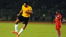 Selebrasi ala Luis Figo (kiri) usai berhasil menjebol gawang Hendro Kartiko di Stadion GBK Jakarta, (7/6/2014). (Liputan6.com/Helmi Fithriansyah)