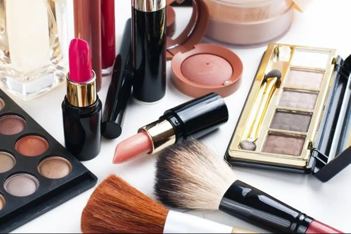 4 Alasan Mengapa Makeup Baru Membuat Kulit Iritasi