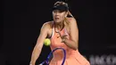  Petenis Russia, Maria Sharapova melakukan backhand pada hari ke-5 turnamen tenis Australian Open 2016  di Melbourne, Jumat (22/1/2016).  (AFP/Greg Wood)