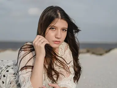 Sebagai seorang aktris dan model, Cassandra Lee kerap kali tampil dalam berbagai gaya busana. Salah satu gaya busana yang ia kenakan adalah vintage. (Liputan6.com/IG/cassandraslee)