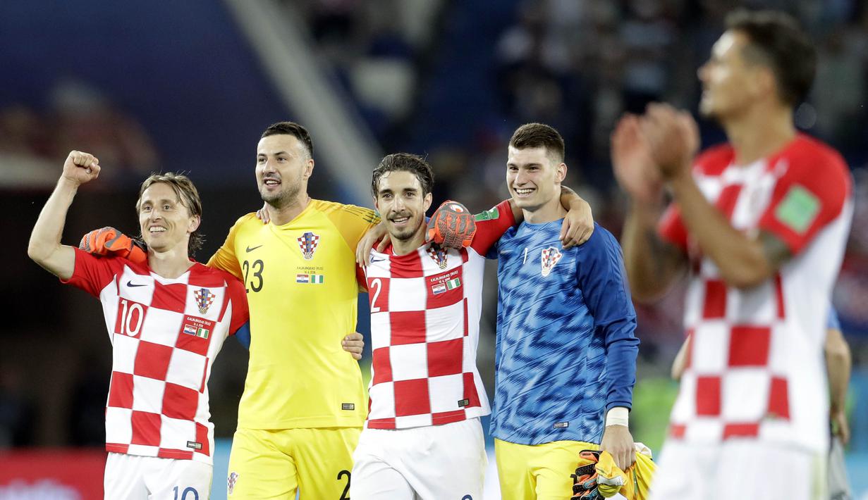 Para pemain Kroasia merayakan kemenangan atas Nigeria pada laga Piala Dunia di Stadion Kaliningrad, Rusia, Minggu (17/6/2018). Kroasia menang 2-0 atas Nigeria. (AP/Petr David Josek)
