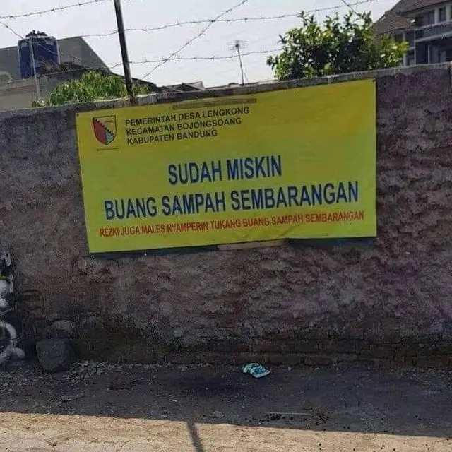 7 Potret Spanduk Nyeleneh di Komplek Perumahan Ini Absurd Banget