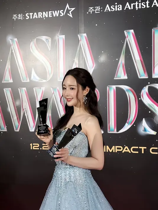 Aktris 38 tahun itu berhasil membawa pulang piala dari kategori Best Actress of The Year [@parkminyoung_fanss]