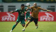 Duel sengit Bhayangkara FC kontra Persebaya Surabaya, Minggu (7/8/2022). (Bola.com/Bagaskara Lazuardi)