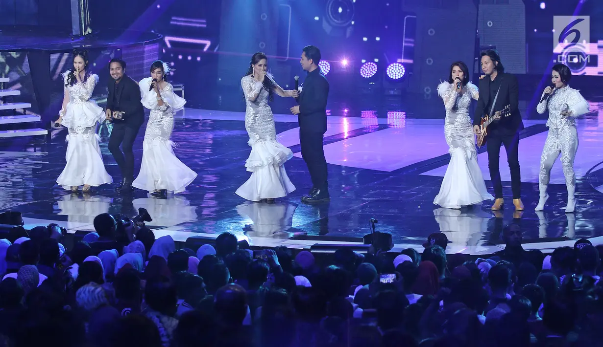 Grup Band Armada dan Bintang Pantura hibur penonton pada perayaan HUT Indosiar ke-23 di Jakarta Convention Center (JCC), Kamis (11/1). Mereka berkolaborasi membawakan lagu membawakan lagu Pergi Pagi Pulang Pagi. (Liputan6.com/Helmi Fithriansyah)