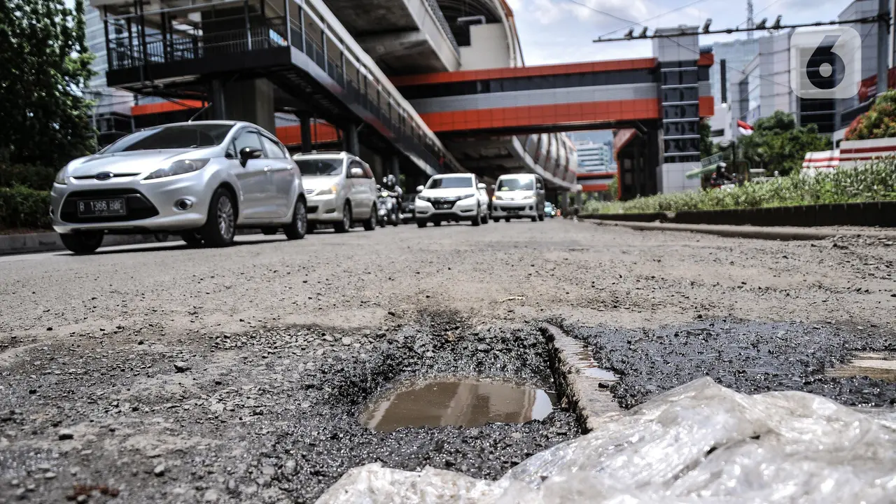 Jalan Rusak di HR Rasuna Said Ancam Keselamatan Pengendar