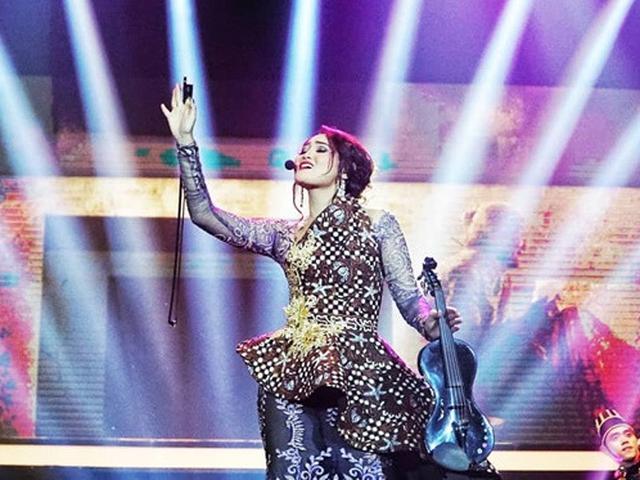 6 Pesona Tara Adia Saat Di Atas Panggung Tampil Memukau Surabaya Liputan6 Com