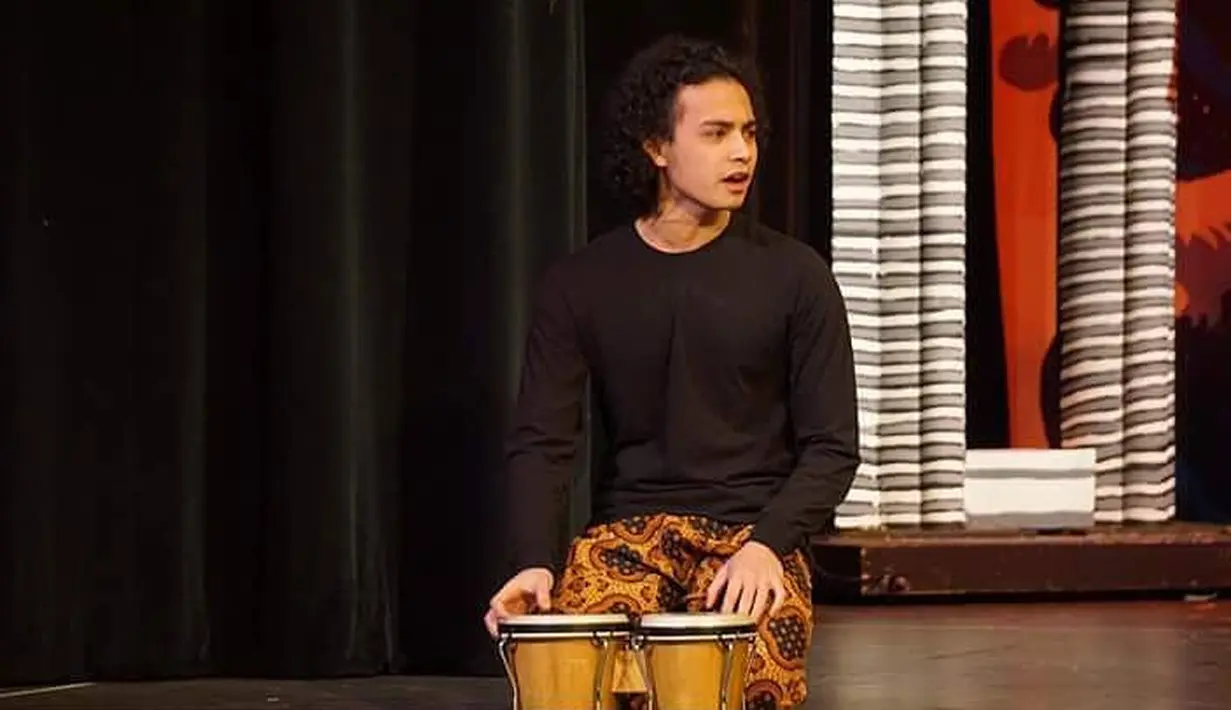 Pesona Omara juga tak kalah dengan Iqbaal Ramadhan. Rambut keritingnya membuat ia terlihat manis dan unik. (Foto: instagram.com/omara.esteghlal)