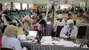Calon jemaah haji kloter pertama saat melakukan kelengkapan administrasi di Asrama Haji, Jakarta, Sabtu (6/7/2019). Sebelum diberangkatkan, petugas mengecek kembali 385 calon jamaah untuk melakukan kelengkapan administrasi. (Liputan6.com/Faizal Fanani)