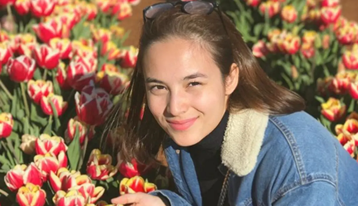 Berfoto di taman bunga. Jadi, Chelsea Islan sama cantiknya dengan bunga atau lebih cantik dari bunga? (Liputan6.com/IG/chelseaislan)