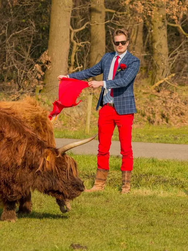 [Bintang] Tergemas! Kamu Pasti Bakal Salfok Diajar Guru Matematika Ganteng Ini