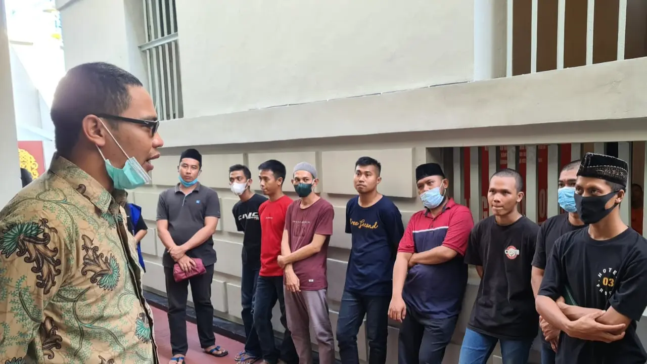 Pegawai Bapas Serang (batik), Baskoro Dewandaru, Memberikan Wejangan Ke WBP Yang Bebas Dalam Program Asirum. (Sabtu, 09/07/2022). (Dokumentasi Rutan Kelas IIA Serang).