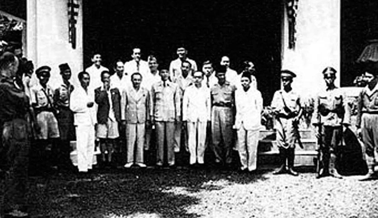 Presiden Soekarno dilantik setelah Proklamasi Kemerdekaan RI pada 17 Agustus 1945. Kabinet bentukannya yang pertama, yaitu Kabinet Presidensial dilantik pada 2 September 1945. (Istimewa)