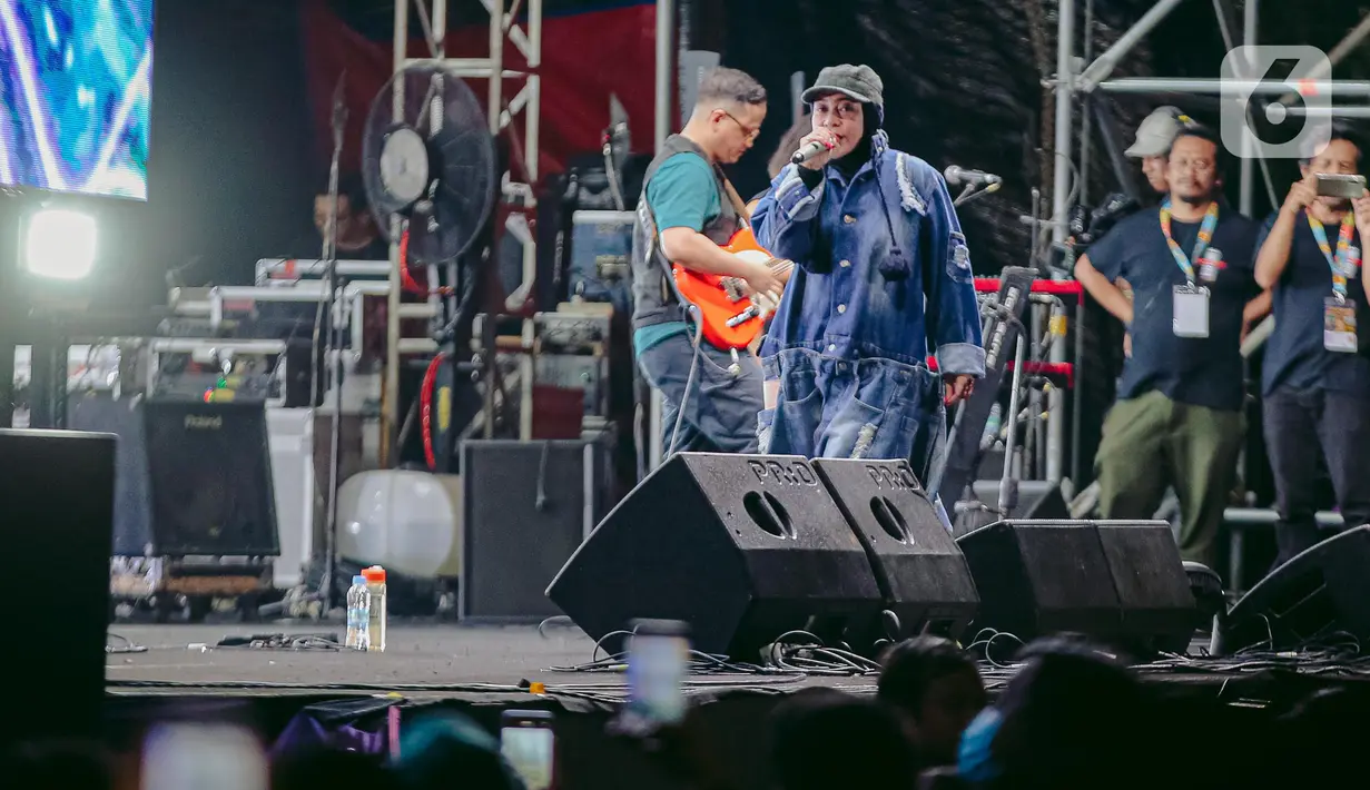 Grup musik Potret tampil pada hari kedua Synchronize Fest 2022 di Gambir Expo Kemayoran, Jakarta, Sabtu (8/10/2022). Untuk pertama kalinya Potret membawakan single teranyar mereka secara live di Synchronize Festival 2022. (Liputan6.com/Faizal Fanani)