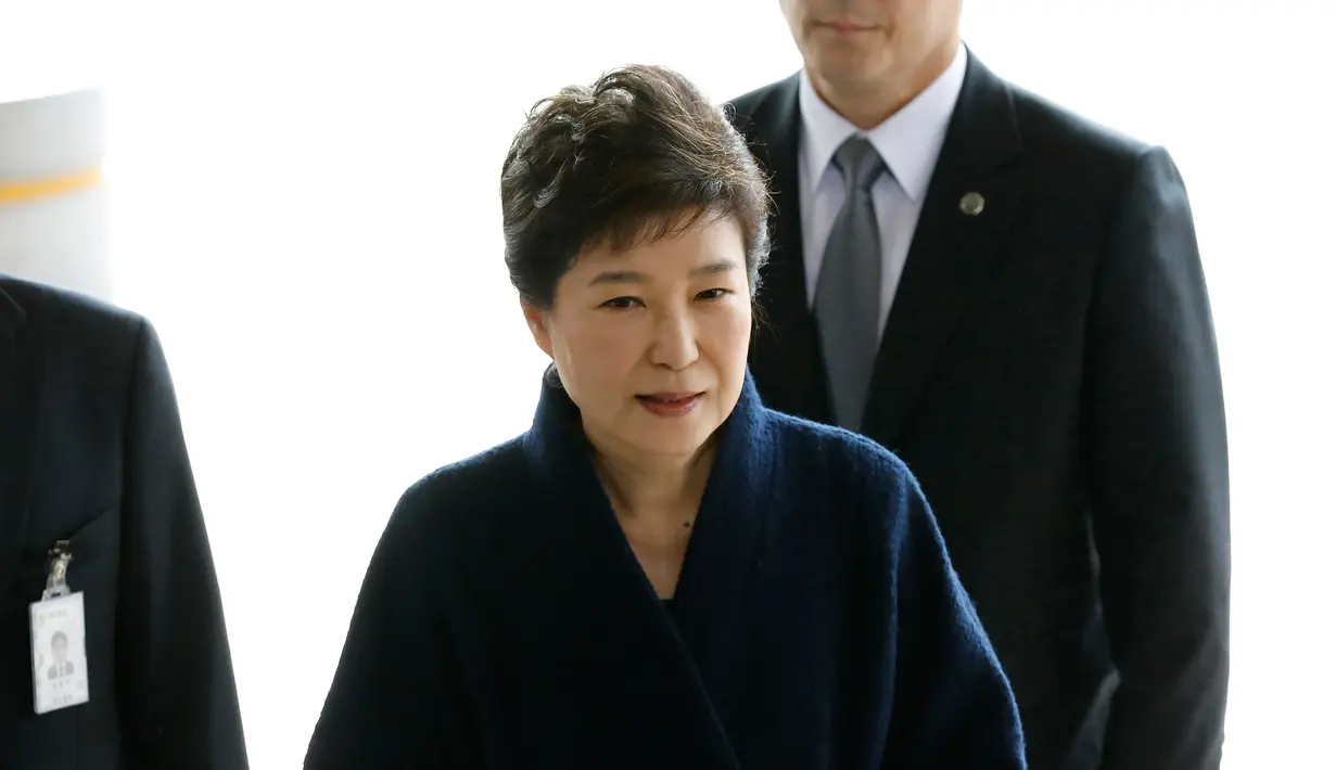 Mantan Presiden Korsel, Park Geun-hye setibanya di kantor kejaksaan, Seoul, Selasa (21/3). Park Geun-hye akan menjalani pemeriksaan dalam statusnya sebagai tersangka atas kasus skandal korupsi yang menimpanya. (Kim Hong-ji/Pool Photo via AP)
