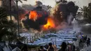 Bola api meletus setelah serangan udara Israel menghantam sebuah lokasi dekat tenda-tenda penampungan pengungsi Palestina di Deir el-Balah, Jalur Gaza tengah pada 25 Maret 2026. Sebuah serangan udara Israel menghantam area di dekat perkemahan tenda yang menampung warga Palestina yang mengungsi di Deir el-Balah, Gaza tengah. (Eyad Baba/AFP)