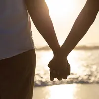 potret pasangan kekasih yang saling berpegangan tangan/copyright freepik.com/wavebreakmedia_micro