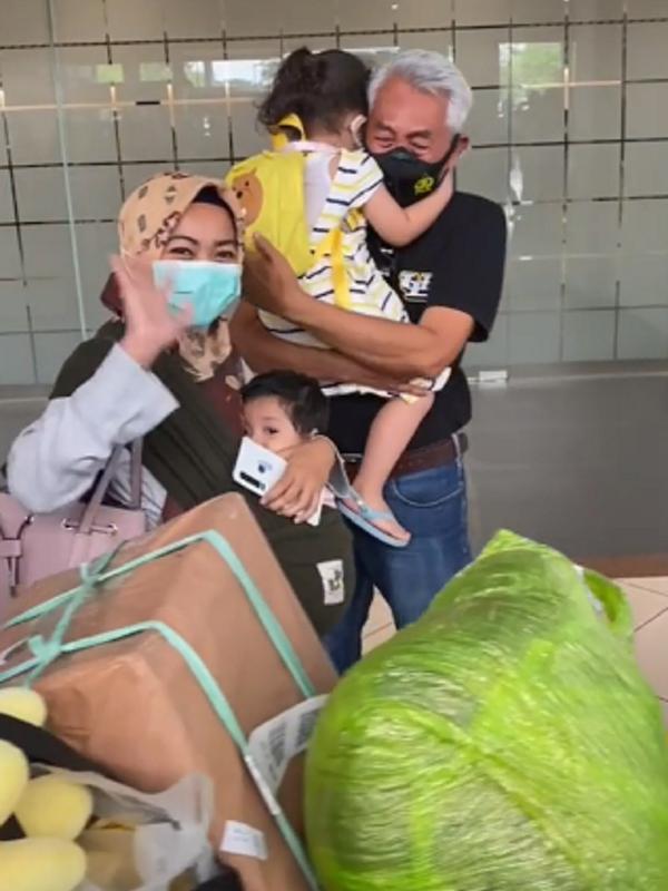 Viral, Momen Haru Anak Bungsu dengan Orangtua Setelah Setahun Tak Bertemu.
