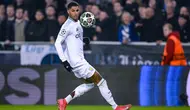 Pemain depan Aston Villa asal Inggris #09, Marcus Rashford, mengamati bola selama pertandingan leg pertama babak 16 besar Liga Champions UEFA antara Club Brugge KV dan Aston Villa FC di Stadion Jan Breydel di Bruges, Rabu dini hari WIB (5-3-2025). (NICOLAS TUCAT/AFP)