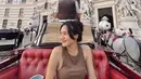 Selama di Austria, Beby Tsabina juga tak ketinggalan untuk berkeliling menggunakan kereta kuda bak seorang bangsawan. Dirinya juga begitu menikmati suasana Austria dengan busana kasual serta rambut terikat dan makeup sederhana. (Liputan6.com/IG/@bebytsabina)