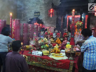 Warga keturunan Tionghoa bersembahyang pada malam Tahun Baru Imlek di Vihara Amurva Bhumi, Jakarta, Senin (04/2). Sembahyang menyambut Tahun Baru Imlek 2570 sebagai ungkapan syukur dari Tuhan. (Liputan6.com/Herman Zakharia)