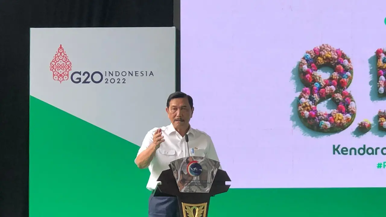 Menteri Koordinator Bidang Kemaritiman dan Investasi Luhut Binsar Pandjaitan menghadiri peluncuran GrabElectric di Kemenko Marves, Jakarta, Selasa (12/7/2022)