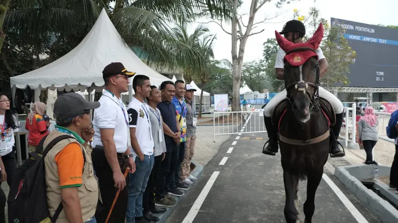 Seorang atlet berkuda tengah menjajal area di cabang olahraga Penthatlon, di Tigaraksa, Kabupaten Tangerang, Kamis (30/8/2018).