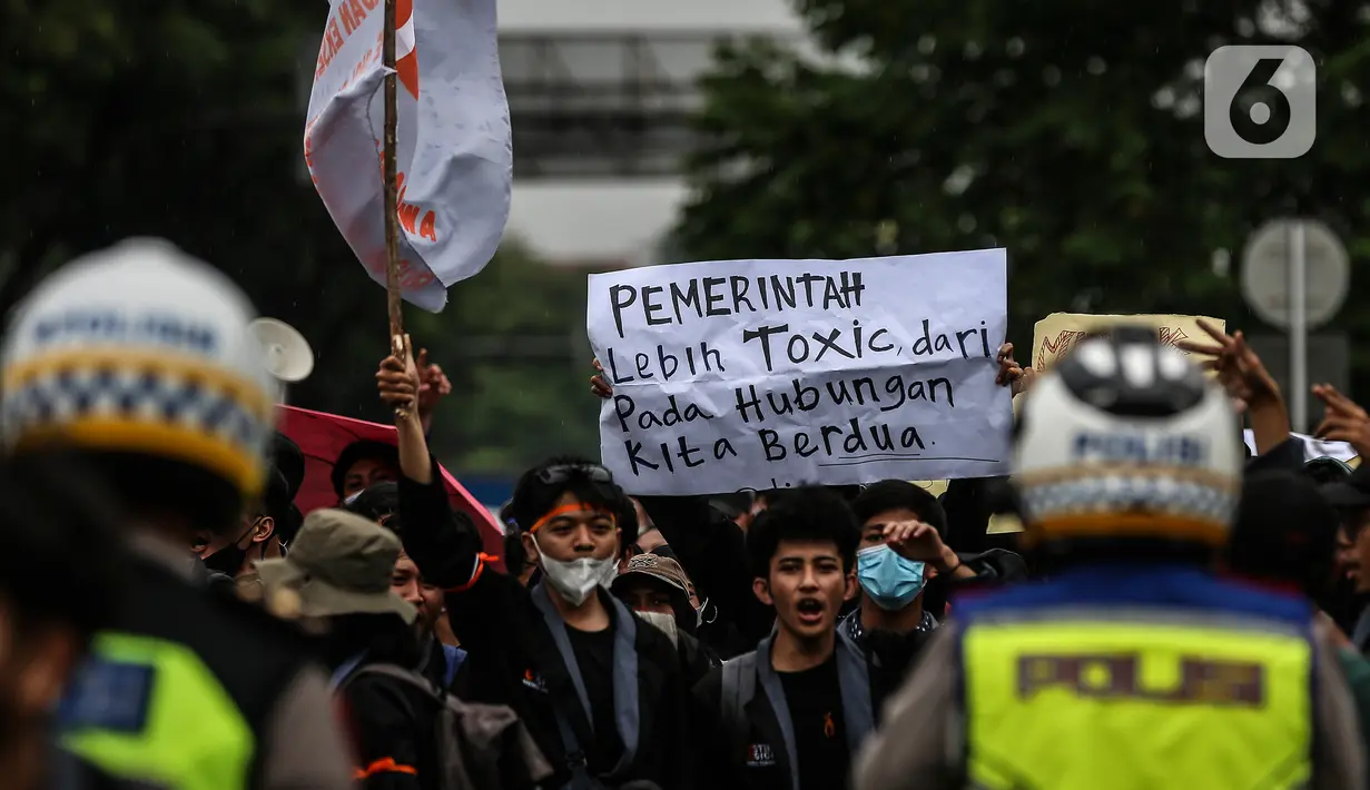 Mahasiswa dari berbagai kampus membentangkan poster saat menuju gedung DPR, Jakarta, Senin (11/4/2022). Mahasiswa menuntut sejumlah isu, diantaranya pemerintah menstabilkan harga bahan bakar yang naik, minyak goreng langka dan tolak jabatan Presiden 3 Periode. (Liputan6.com/Johan Tallo)