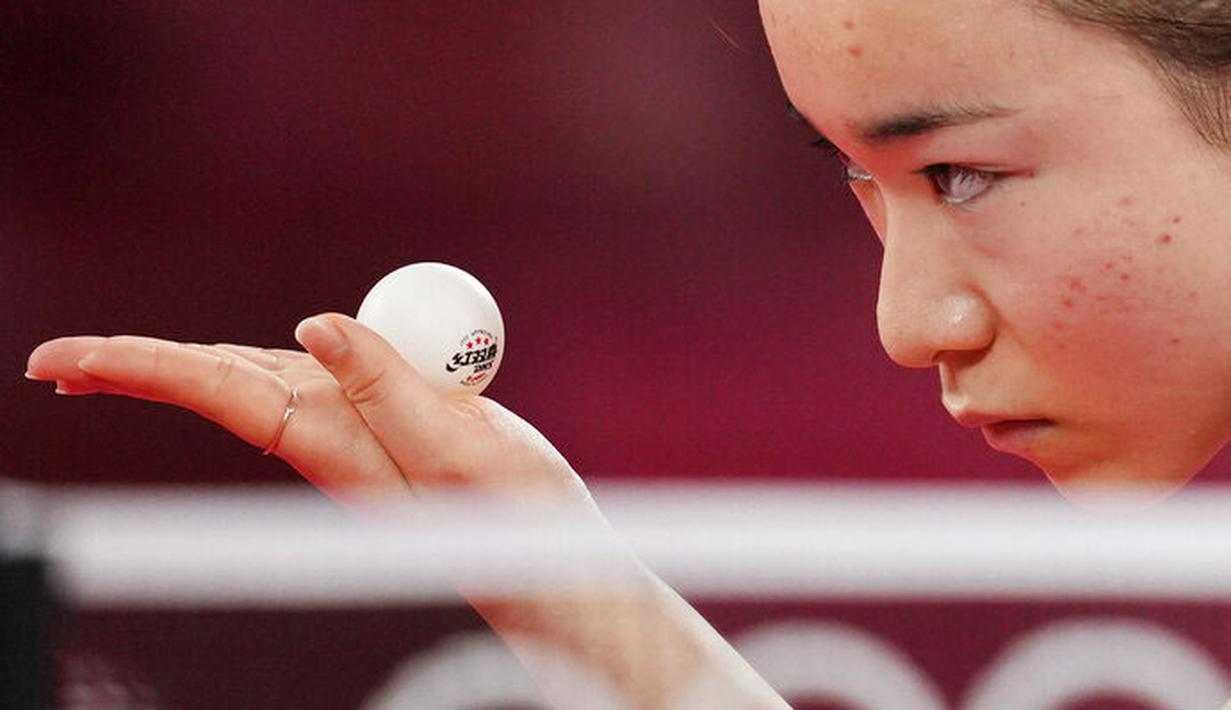 Petenis Jepang, Mima Ito, tampak serius memandang bola saat bertanding melawan atlet tenis meja Singapur, Yu Mengyu, pada perebutan medali perunggu tunggal putri di Olimpiade Tokyo 2020, Selasa, (27/7/2021). (Foto: AP/Kin Cheung)