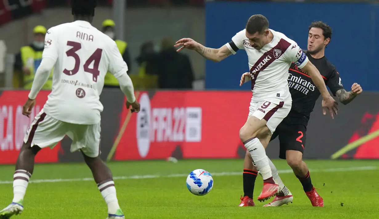 Pemain Torino Andrea Belotti (tengah) berebut bola dengan pemain AC Milan Davide Calabria pada pertandingan Liga Italia Serie A di Stadion San Siro, Milan, Italia, 26 Oktober 2021. AC Milan menang 1-0. (AP Photo/Luca Bruno)