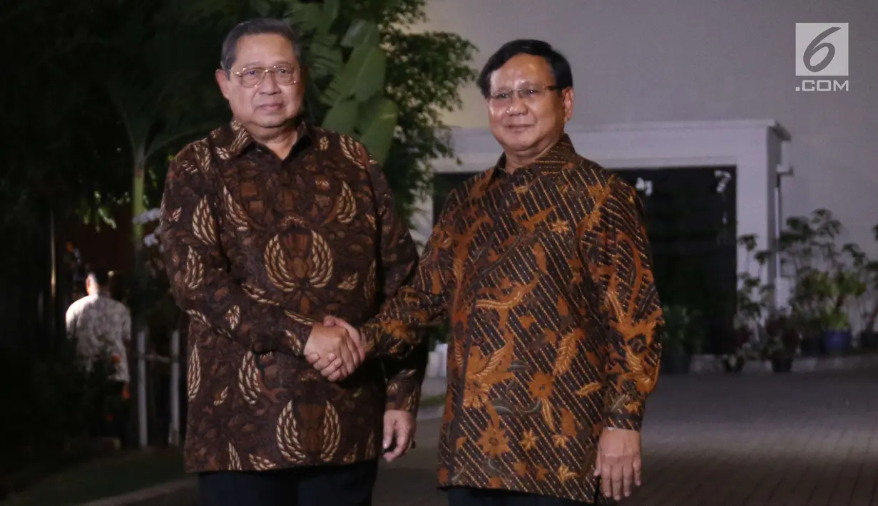 Ketua Umum Partai Demokrat Susiolo Bambang Yudhoyono (SBY) bersalaman saat menyambut kedatangan Ketua Umum Partai Gerindra Prabowo Subianto di Kediaman SBY di Jakarta, Selasa (24/7). (Liputan6.com/Angga Yuniar)